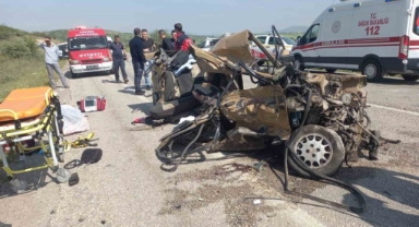 Balıkesir’de otomobil ile kamyon çarpıştı: 2 ölü