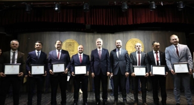 Başkan Alper Taban mazbatasını aldı