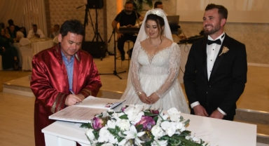 Başkan Aydın ilk nikahını kıydı