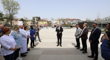 Belediye personeli Başkan Taban’ı çiçeklerle karşıladı