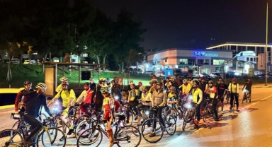Bisiklet tutkunları iftar sonrası Uludağ’a pedal çevirdi