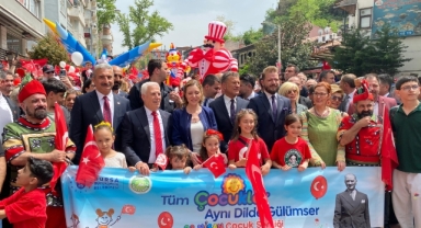Bursa'da 7'den 70'e herkes 23 Nisan için yürüdü
