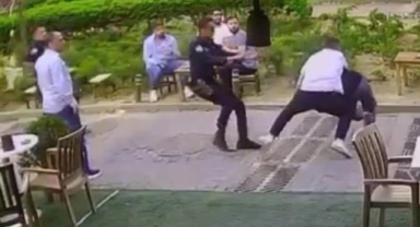 Çay içerken polisten kaçan şüpheliyi yakaladı
