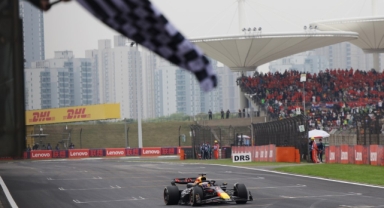 Çin'de damalı bayrağı Verstappen geçti
