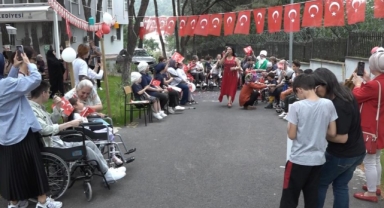 Çocuklar ve aileleri gönüllerince eğlendi
