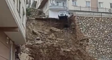 Çöken istinat duvarından araçlar böyle kurtarıldı