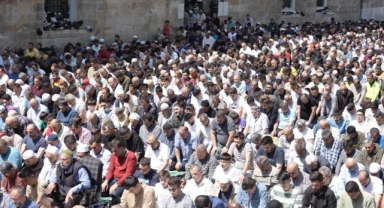 Cuma namazında tarihi camiler doldu taştı