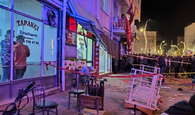 Denizli'de CHP ilçe binasının balkonu çöktü: 3’ü ağır 8 yaralı