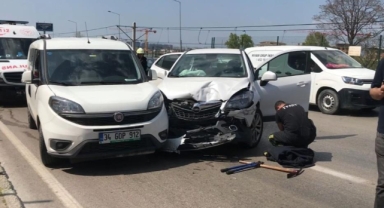 Direksiyon başında bilincini kaybetti, 3 araca çarptı