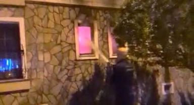 Eşi boşanmak isteyince evi ateşe verdi