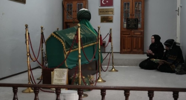 Evin içinde bulunan türbe ziyaretçi akınına uğruyor
