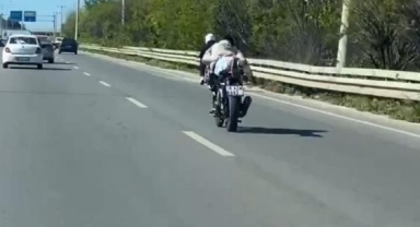Gençlerin motosikletle tehlikeli yolculuğu...