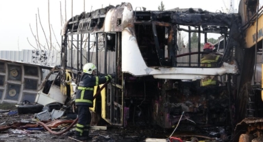 Geri dönüşüm tesisinde 6 otobüs alev alev yandı
