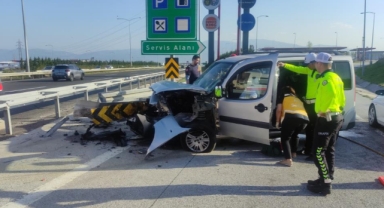 Hafif ticari araç bariyerlere saplandı