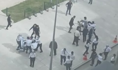 Hastane bahçesi bir anda ringe döndü