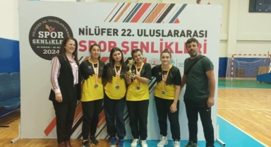Hentbol ve masa tenisinde kazananlar kupalarını aldı