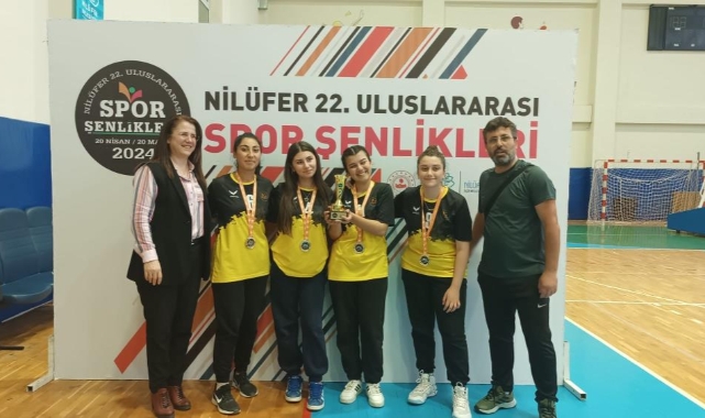 Hentbol ve masa tenisinde kazananlar kupalarını aldı