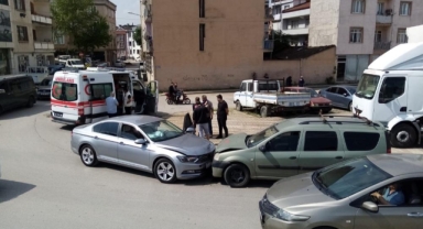 İnegöl'de araçlar kafa kafaya çarpıştı: 4 yaralı