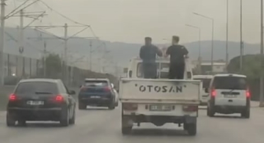 Kamyonet üstünde tehlikeli halay kamerada