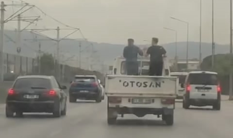 Kamyonet üstünde tehlikeli halay kamerada
