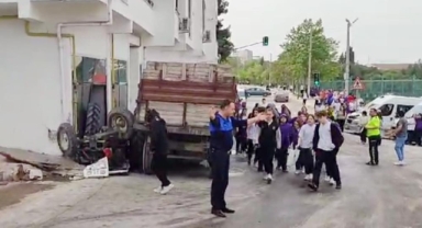 Kontrolden çıkan traktör dükkana daldı