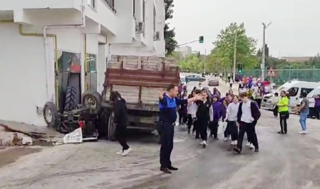 Kontrolden çıkan traktör dükkana daldı