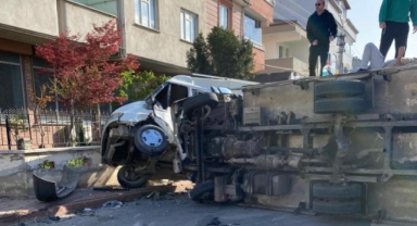 Minibüs ile kamyonet çarpıştı: 3 yaralı