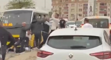 Minibüs şoförleri sopalarla birbirlerine girdi