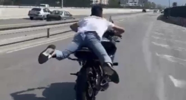Motosikleti yatarak kullandı, canını hiçe saydı