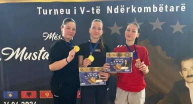 Nilüferli karateciler madalyalarla döndü