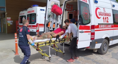 Odun keserken 2 ayağını ve elini kesti