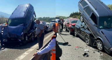 Otoyolda zincirleme kazada araçlar üst üste çıktı