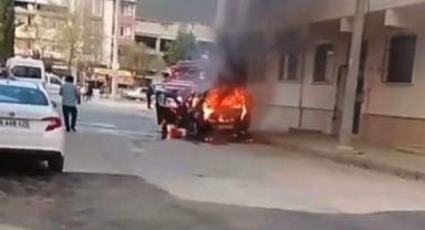 Park halindeki otomobil alev alev yandı