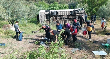 Sakarya'da üniversitelileri taşıyan midibüs devrildi
