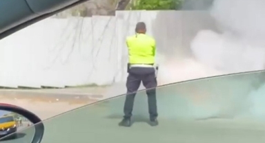 Seyir halindeki motosiklet alev alev yandı