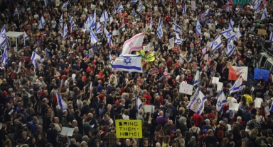 Tel Aviv’de Gazze’deki esirlerin aileleri ve destekçileri sokağa indi