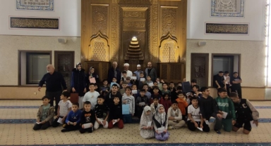 Teravih namazına en çok gelen çocuklara ödül