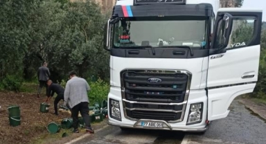 Tır devrildi, tonlarca turşu etrafa saçıldı