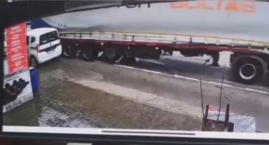 TIR park halindeki araca böyle çarptı