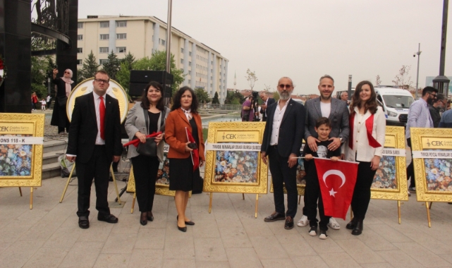 TMMOB Bursa şubesi Atatürk Anıtına çelenk koydu