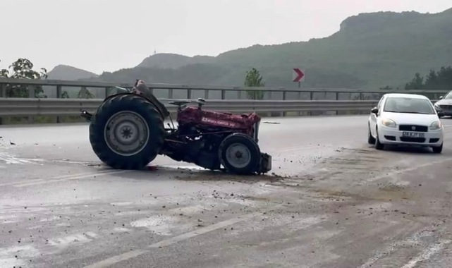 Traktör ile otomobil çarpıştı: 3 yaralı