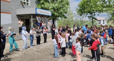 Üniversiteliler köye kütüphane kurdu