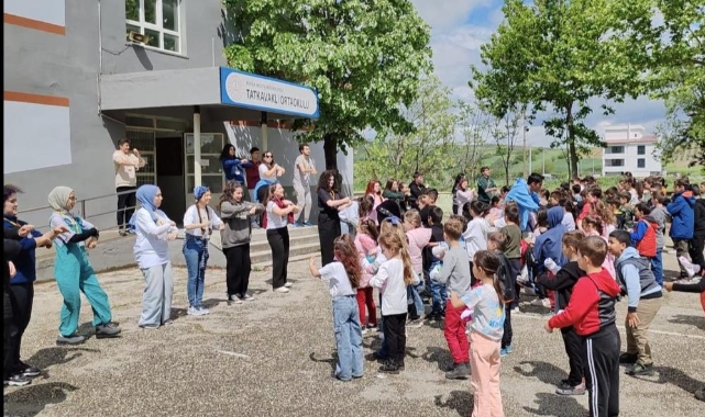 Üniversiteliler köye kütüphane kurdu