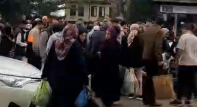 Yolun karşısına geçmek isteyen yayalara motosiklet çarptı