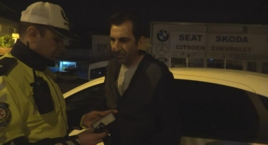 Alkollü sürücü uygulamadan kaçarken refüje çıktı