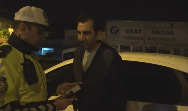 Alkollü sürücü uygulamadan kaçarken refüje çıktı