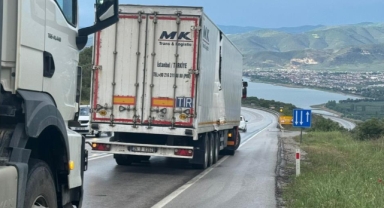 Ani fren yapan kamyona 2 araç çarptı