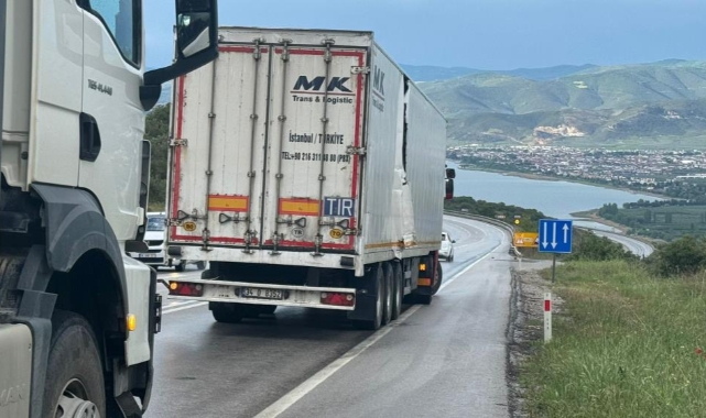 Ani fren yapan kamyona 2 araç çarptı