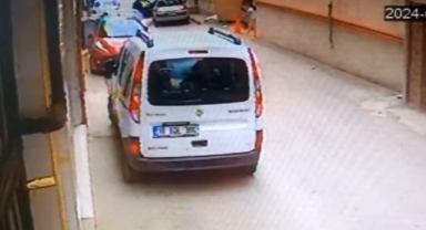 Aniden yola çıktı, aracın altında kaldı