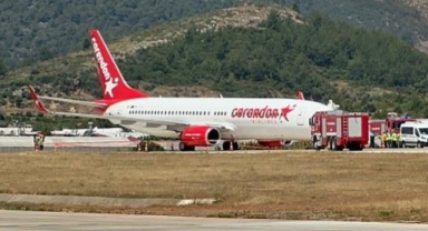 Antalya'da Ön tekeri patlayan uçak gövdesi üzerine indi